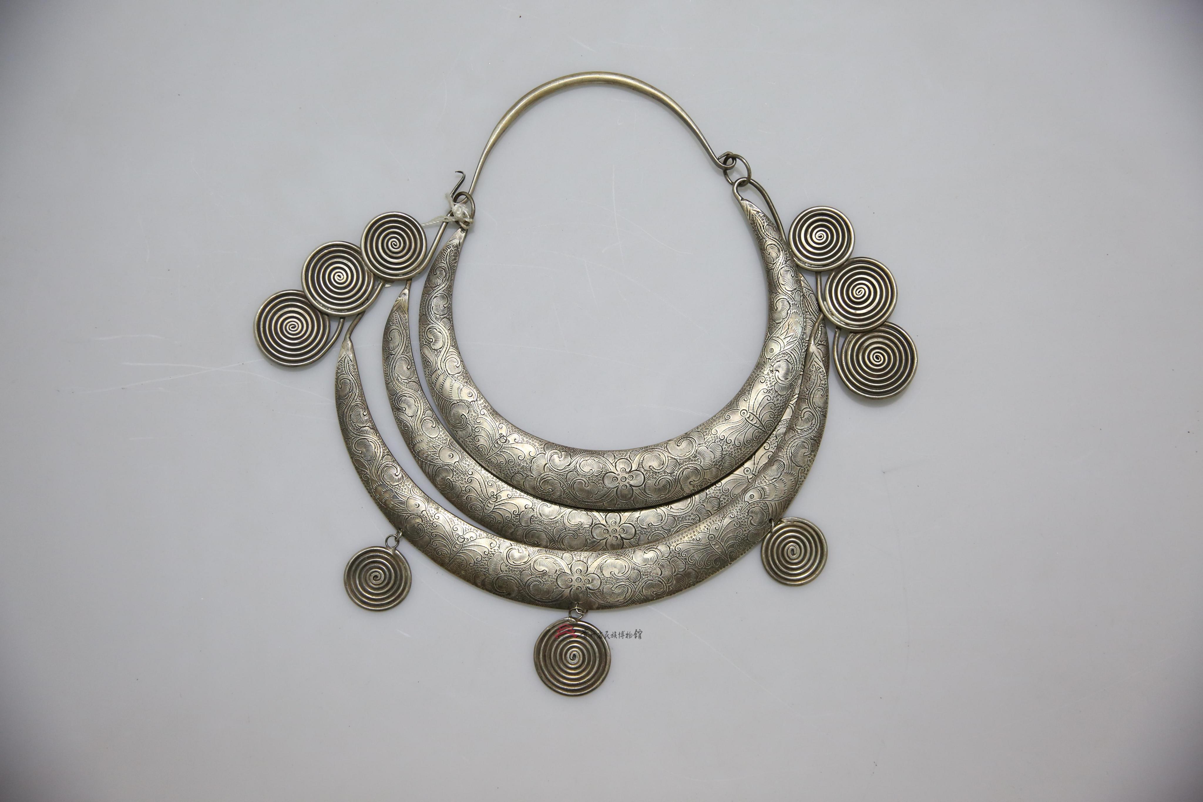 当代平塘苗族三层扁环凤戏牡丹纹涡纹坠项圈