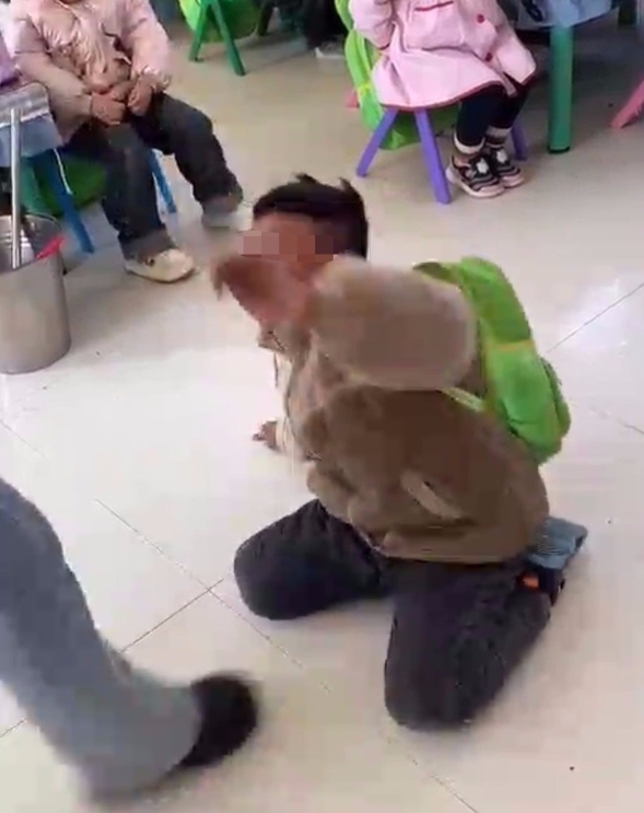 关于河南省商丘市虞城县一幼儿园女老师殴打儿童的视频在网上传播引发