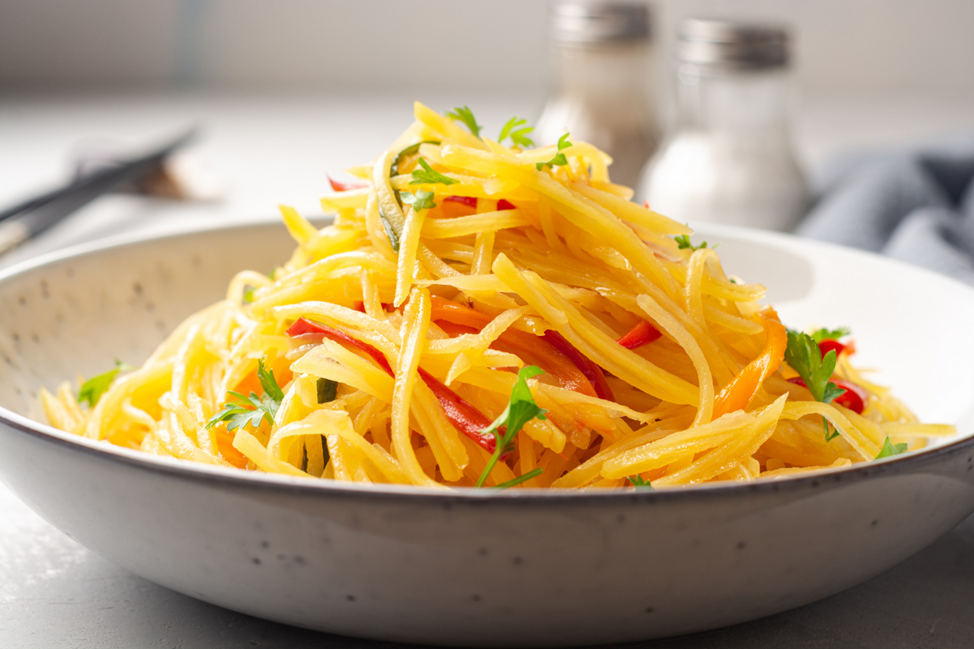 青椒土豆丝,是一道 a target="_blank" href="/item/家常菜/10473261"