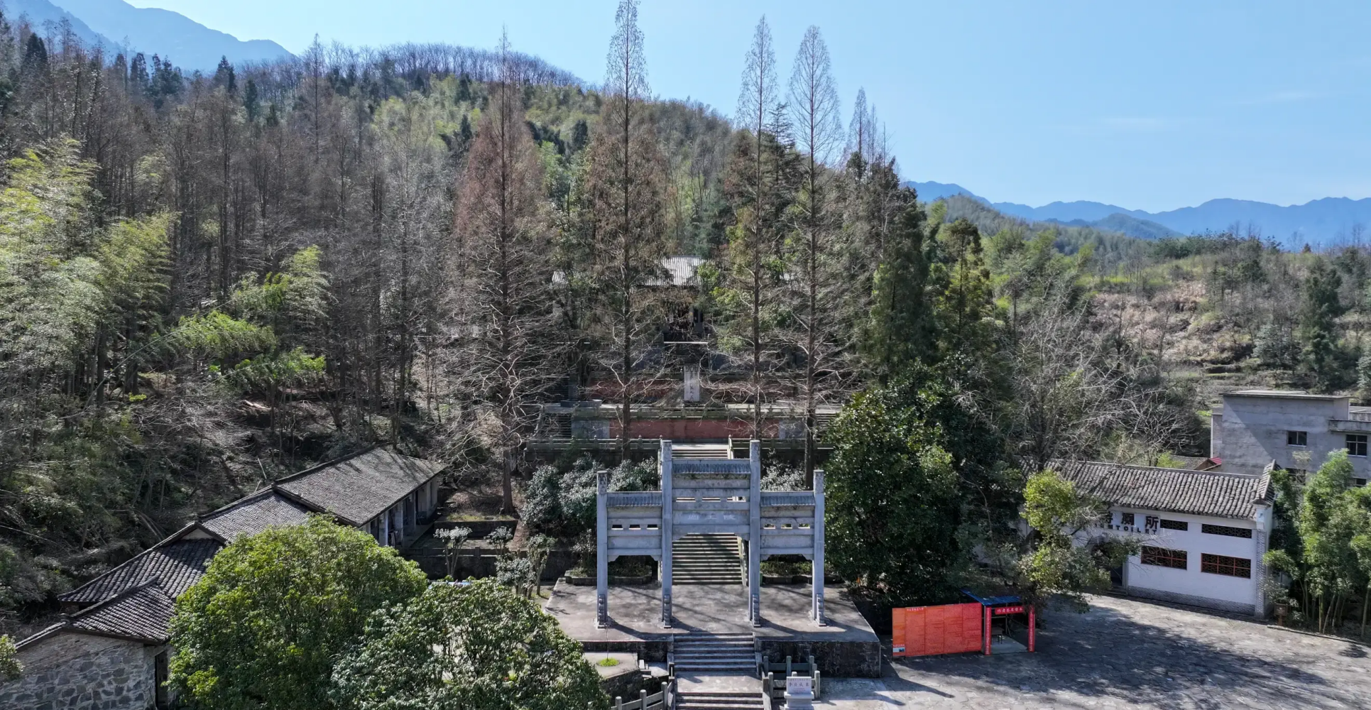 <p>墓牌坊远眺