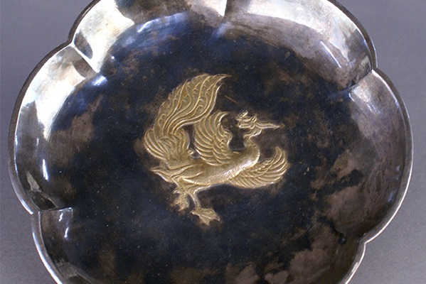  p>唐鎏金鸾鸟纹六曲银盘是一件出土于西安唐代 a target="_blank"