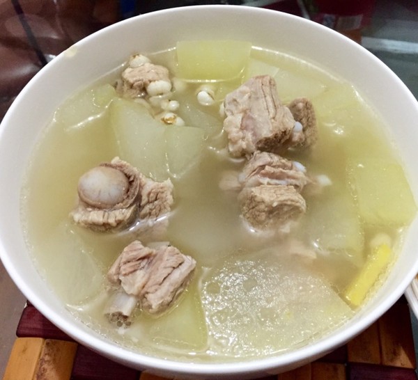  p>冬瓜薏米龙骨汤是一道以冬瓜,薏米,龙骨等为原料,精心煲制而成的