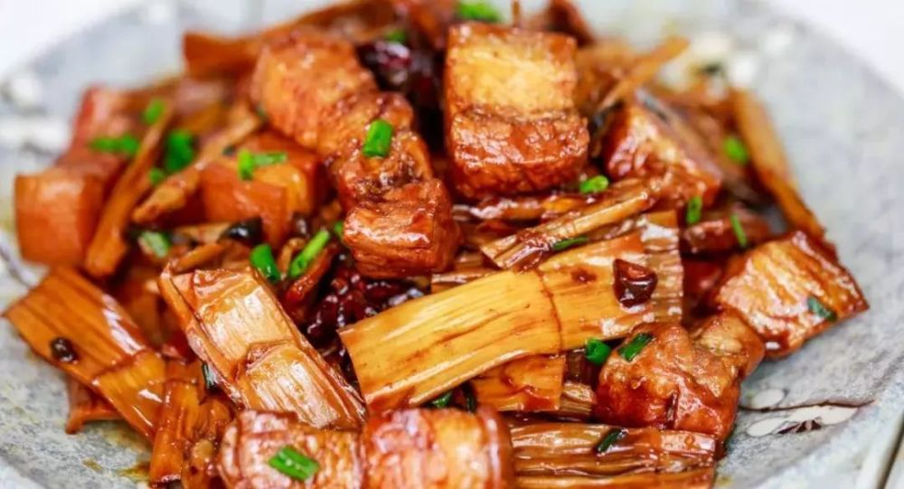  p>笋干焖五花肉是一道简单的家常菜,主料是 a href="#" data-lemmaid