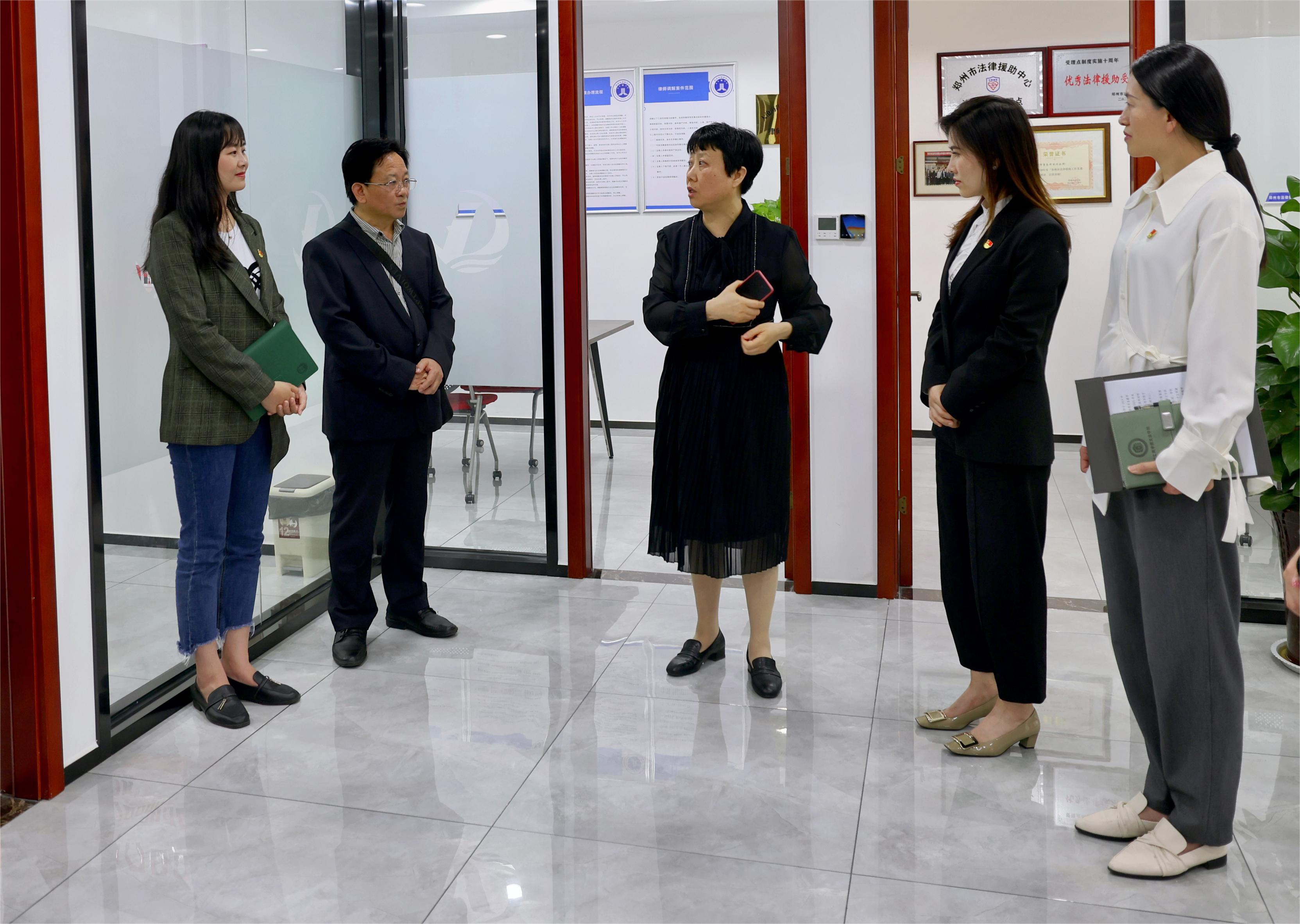 女,汉族,河南泌阳人,中共党员,河南大学硕士研究生,在读博士