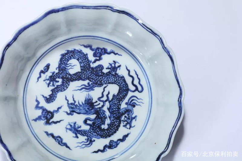 大明宣徳年製底款 高台高杯 青花染付 二龍戯珠文 瑞雲文 果子器 古董品 古陶磁 北京保利春拍戰報｜宣德御製青花「永平安頌」高足碗RMB 5,232.5萬易手