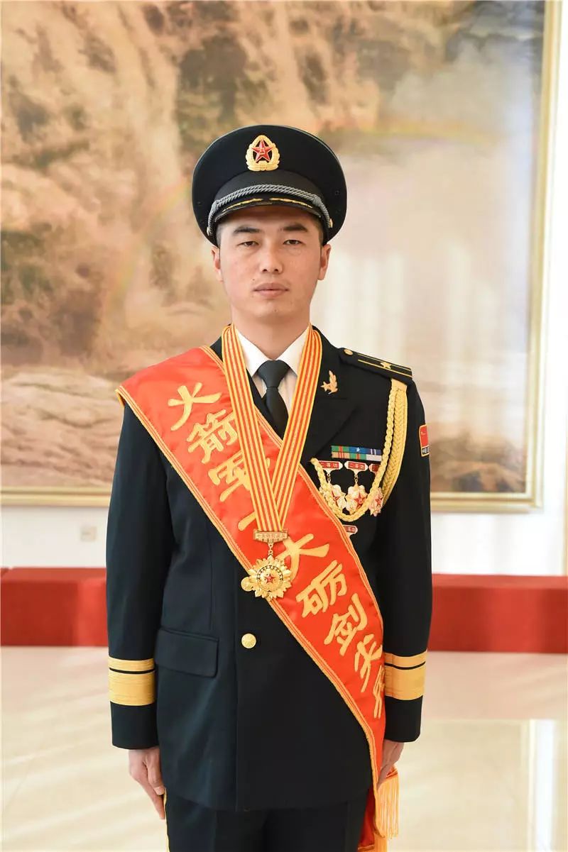 现任96753部队某连连长.