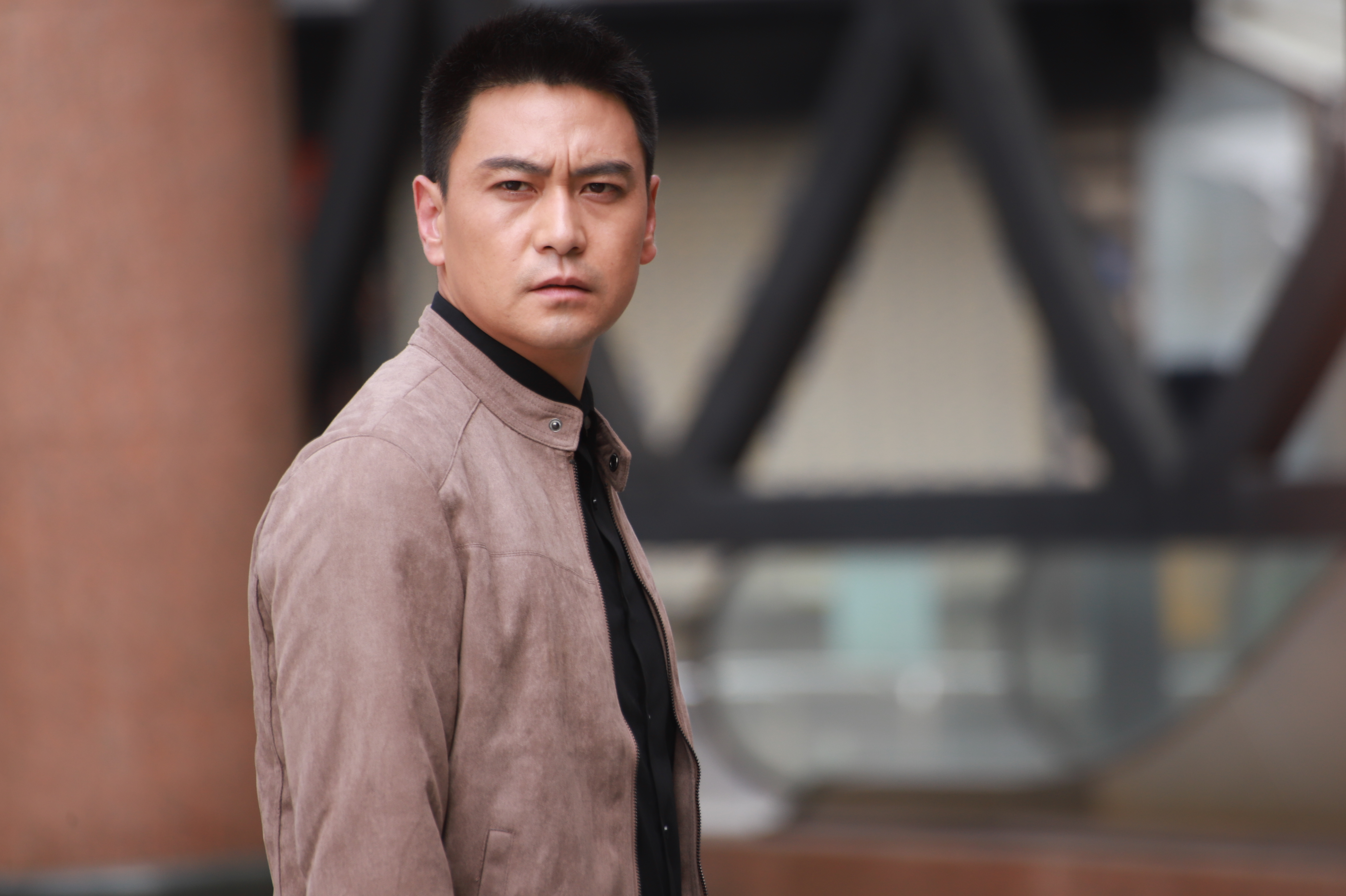 《又见彩虹》是由 a target="_blank" href="/item/中央电视台电影
