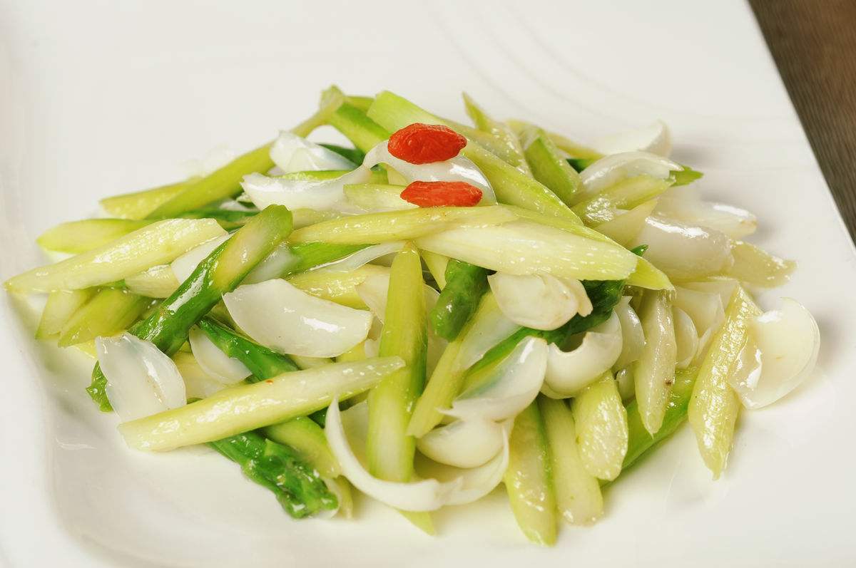 主料是百合,芦笋,配料是白果等,调料为植物油等,通过煸炒的做法而成