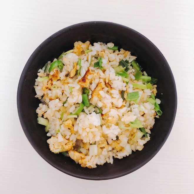 id="gnxb4udjgs">妈妈蛋炒饭是一道菜品,主要制作材料有熟米饭一小 