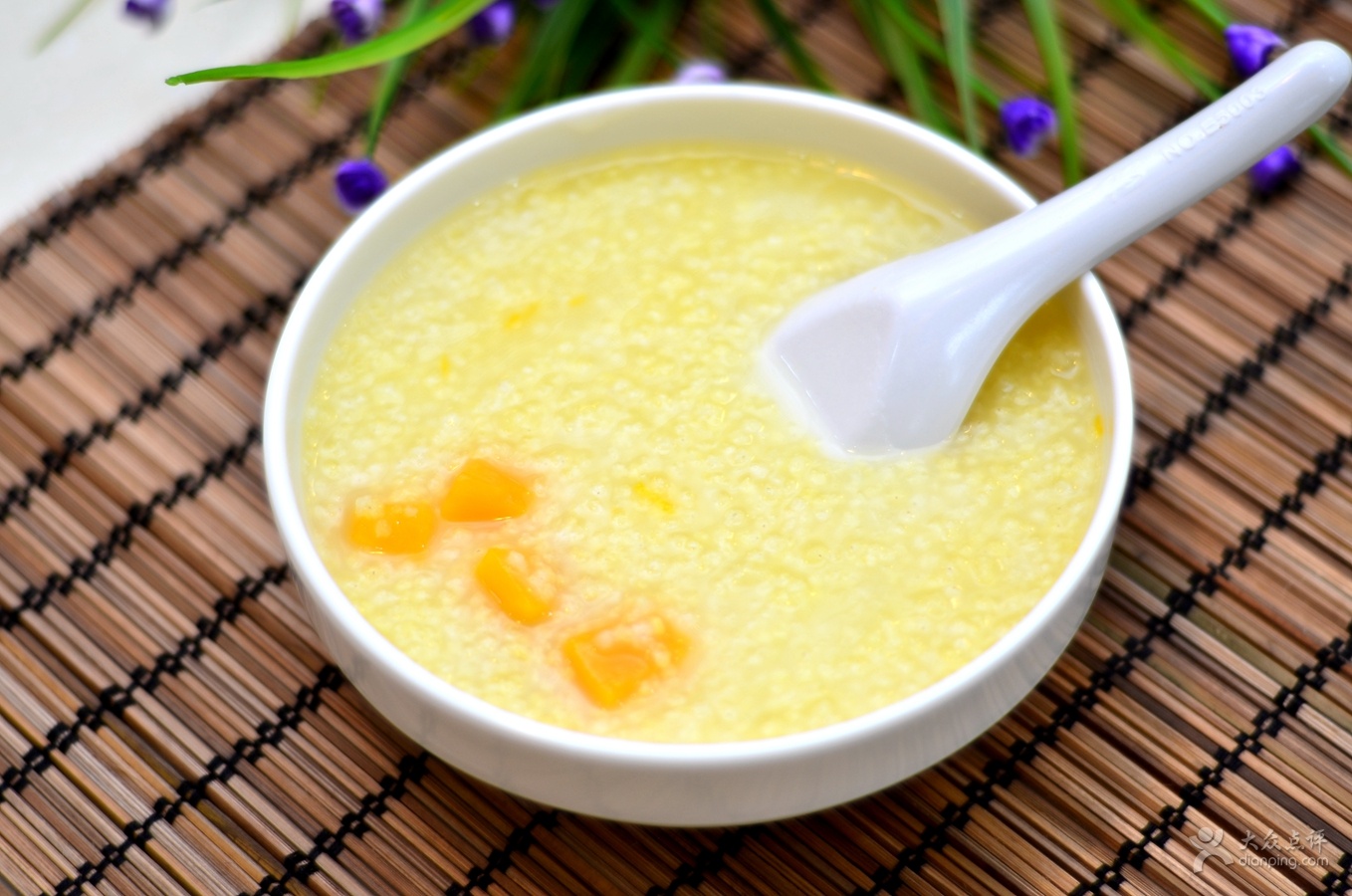  p>小米南瓜粥是一种低热量,养胃的主食,主要制作原料有:小米,南瓜