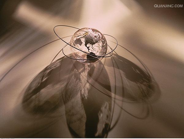 是位于20-30公里高空的大气中的臭氧所为,蓝黑色的环带是由于黄色和