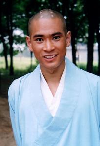  p>李炳渊,原名李渊,出生于 a target="_blank" href="/item/山东省