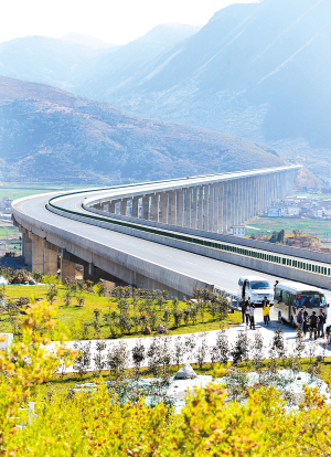 丽江高速公路 i>(dali╟lijiang expressway) /i>,简称"大丽高速"