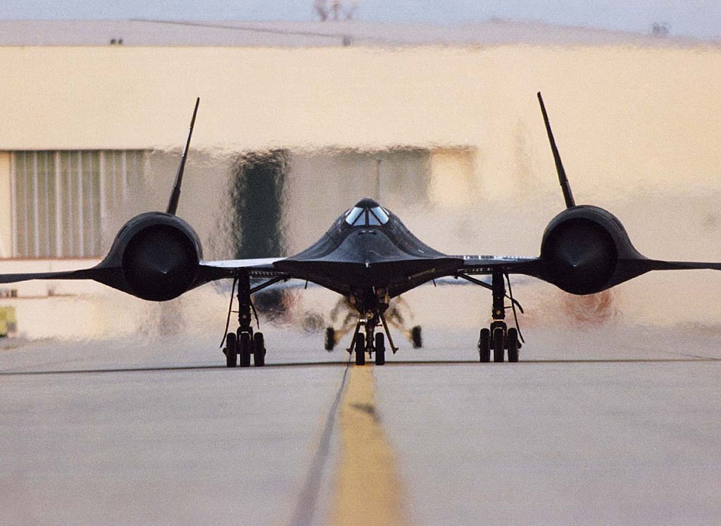  p>侦察机(reconnaissance aircraft)是专门用于从空中进行侦察,获取