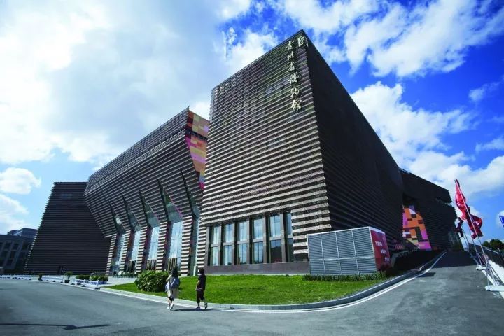  p>贵州省博物馆新馆位于贵阳市观山湖区林城东路,市行政中心东南侧 a