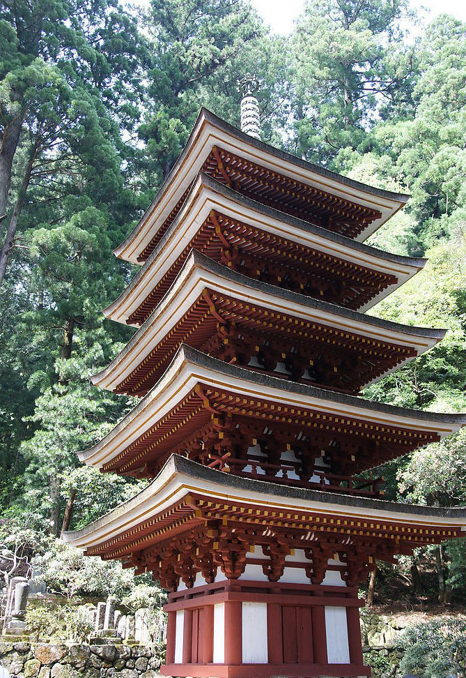 室生寺五重塔为日本奈良室生寺的代表性建筑之一,塔身为木结构,与