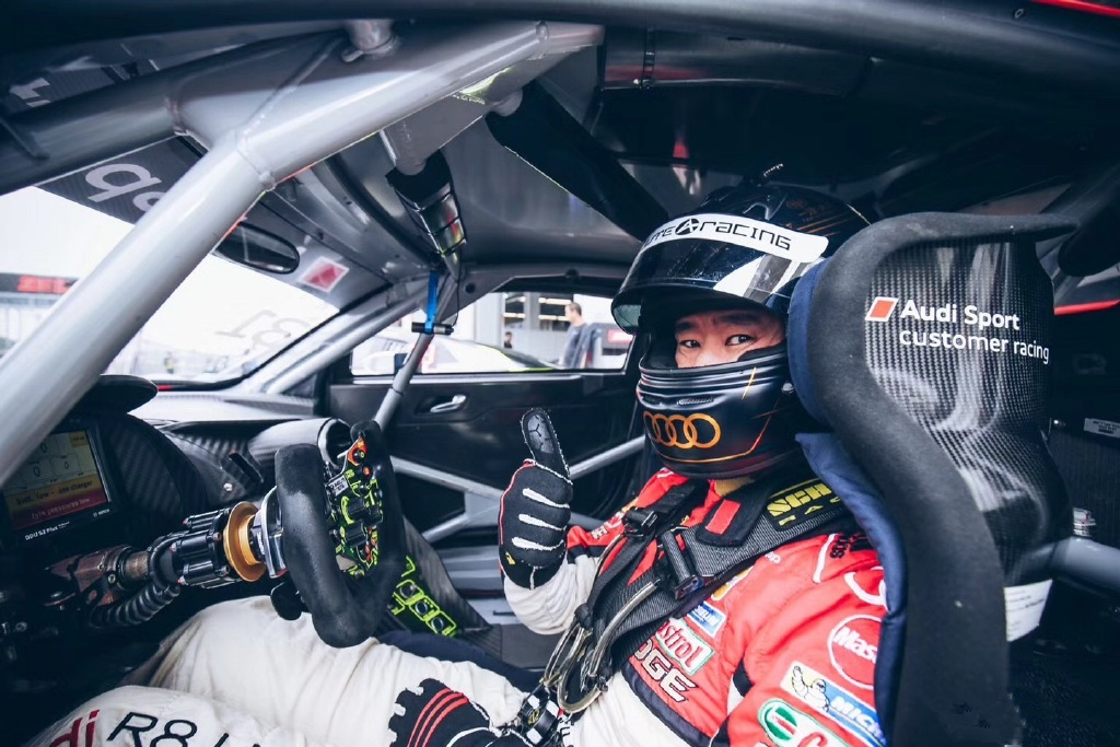 男,出生于中国北京,职业 a target="_blank" href="/item/赛车手