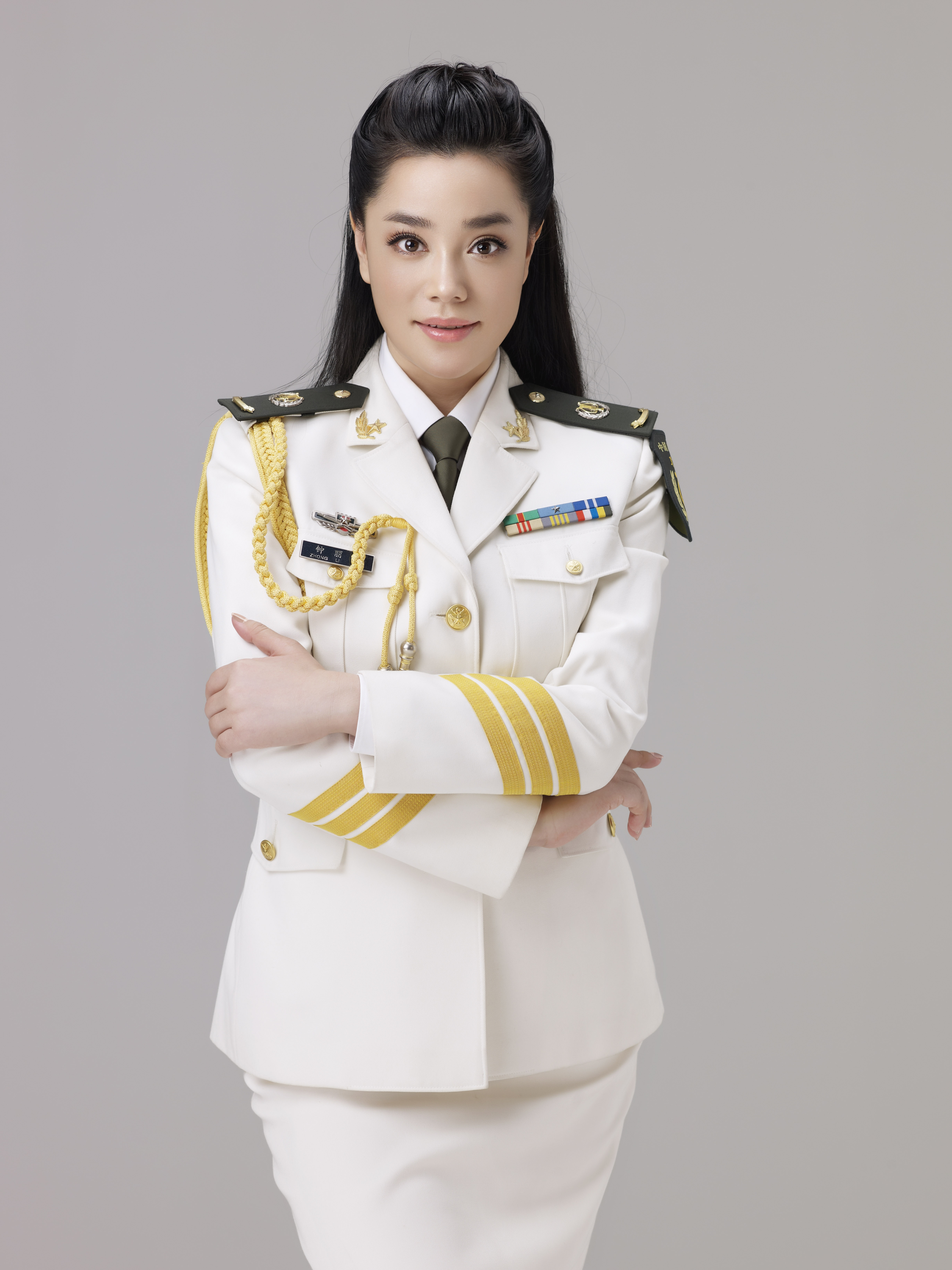 ">钟丽燕,1983年11月12日出生于浙江省嘉兴市,中国内地女中音歌唱演员