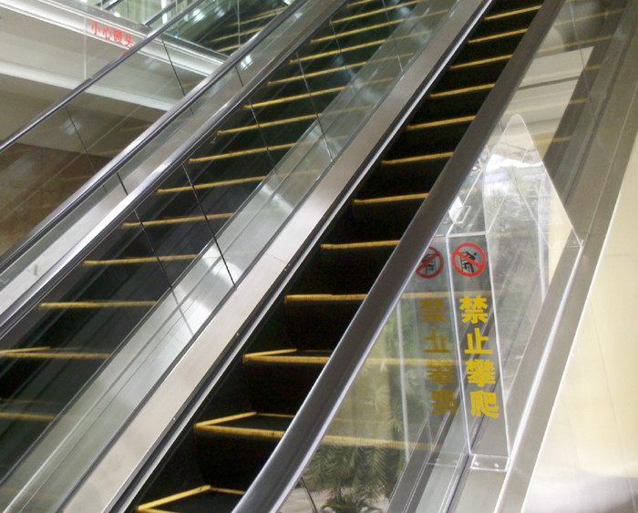 扶梯防攀爬装置