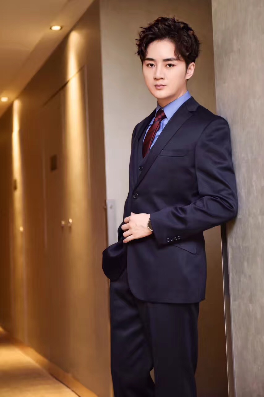  p data-id="hp0tjwvrtq">余少群,1981年10月11日出生于湖北省武汉市