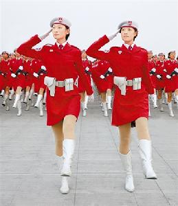 是奥运颁奖礼仪小姐,在国庆60周年阅兵仪式上,张晓菲和赵娜担任女民兵