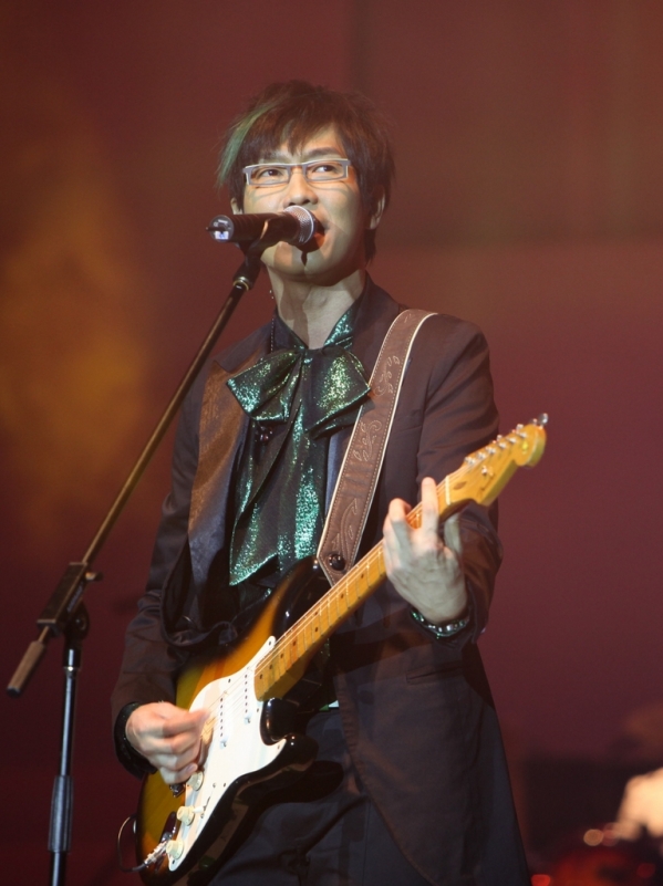 年2月26日出生于马来西亚吉隆坡,祖籍中国广东揭阳,华语流行乐男歌手