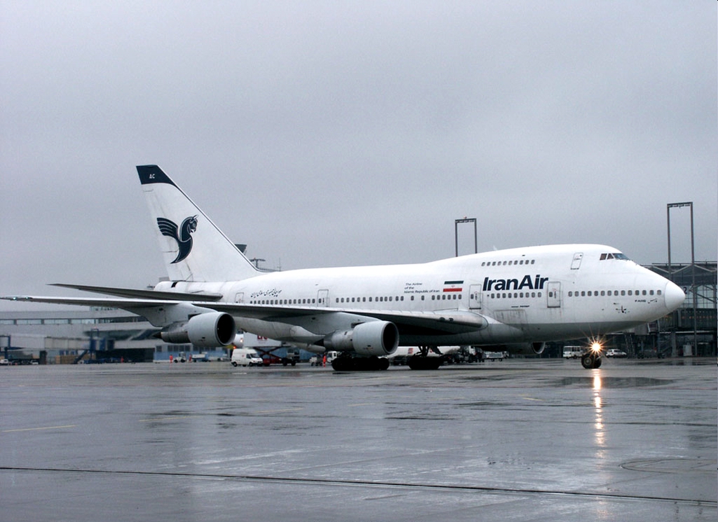 下推出的大型商用宽体客/货运输机(wide-body commercial airliner