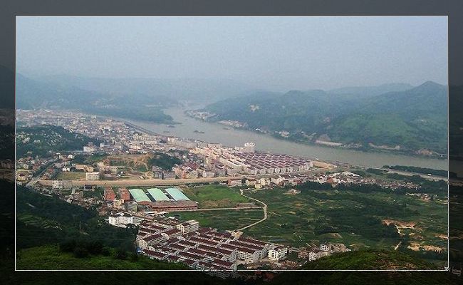 地处瓯江下游,位于青田,永嘉两县交界处,距青田县城13公里,系温溪镇