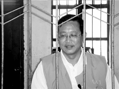 省泸西县人,研究生文化,曾任云南文山壮族苗族自治州麻栗坡县县委书记