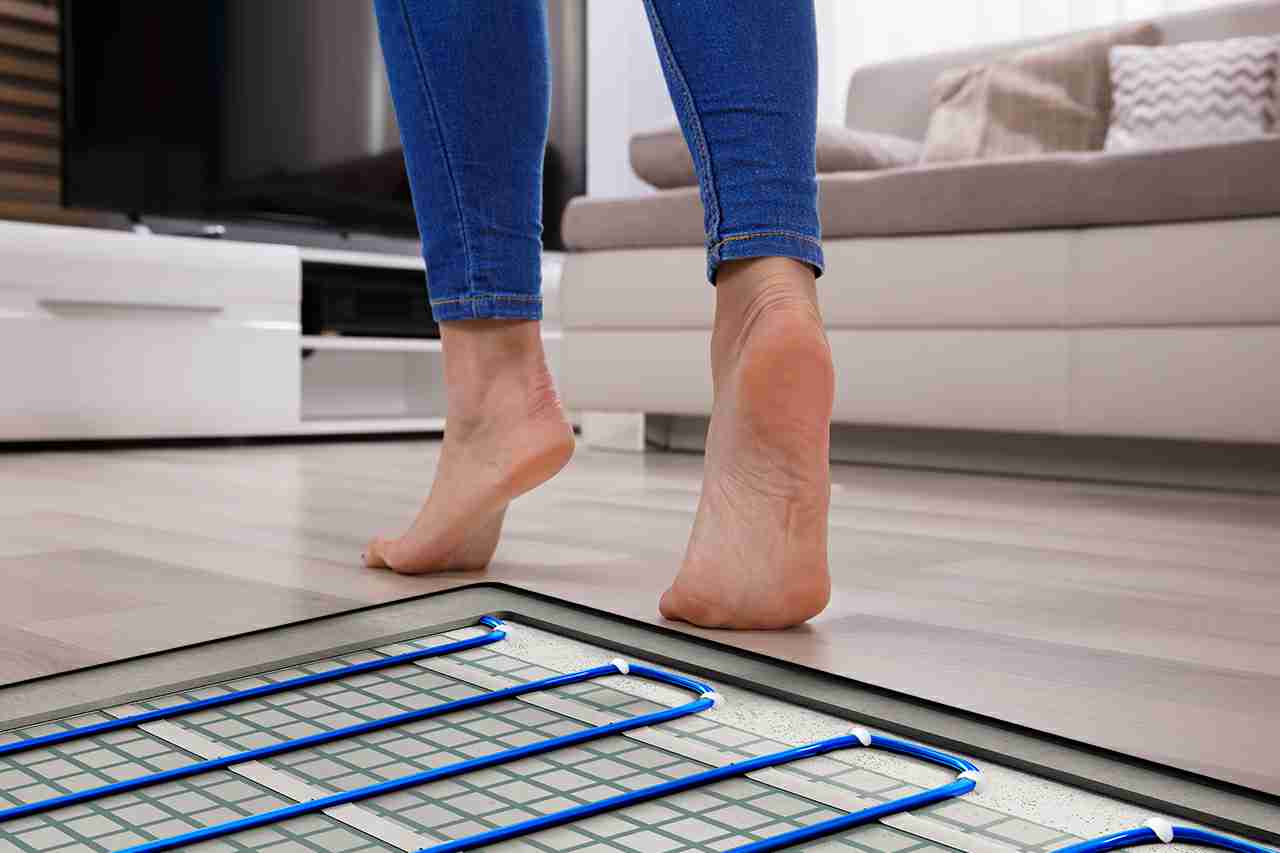  p>电地暖是将外表允许工作温度上限65℃发热电缆埋设地板中,以发热