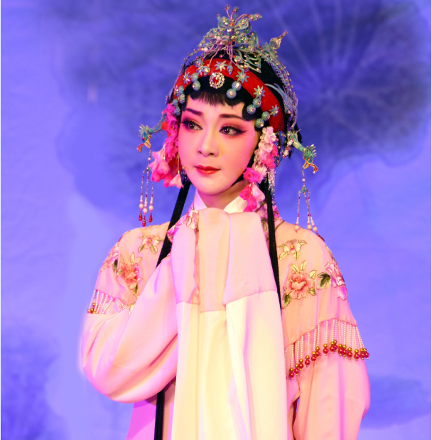  p>王静,优秀青年 a target="_blank" href="/item/演员/3106682"