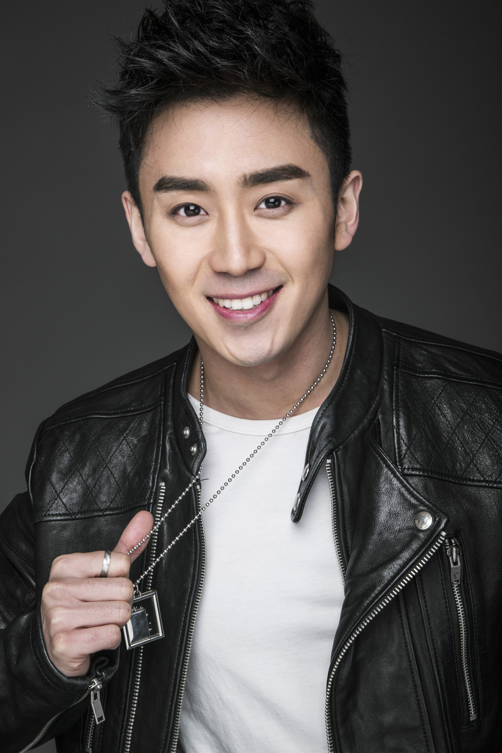  p>阎行一,1987年5月24日出生于辽宁省抚顺市,毕业于 a target="