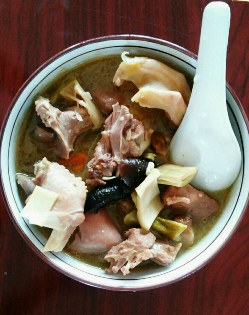  p>老鸭笋干汤是一道色香味俱全的名肴,属于粤菜系.