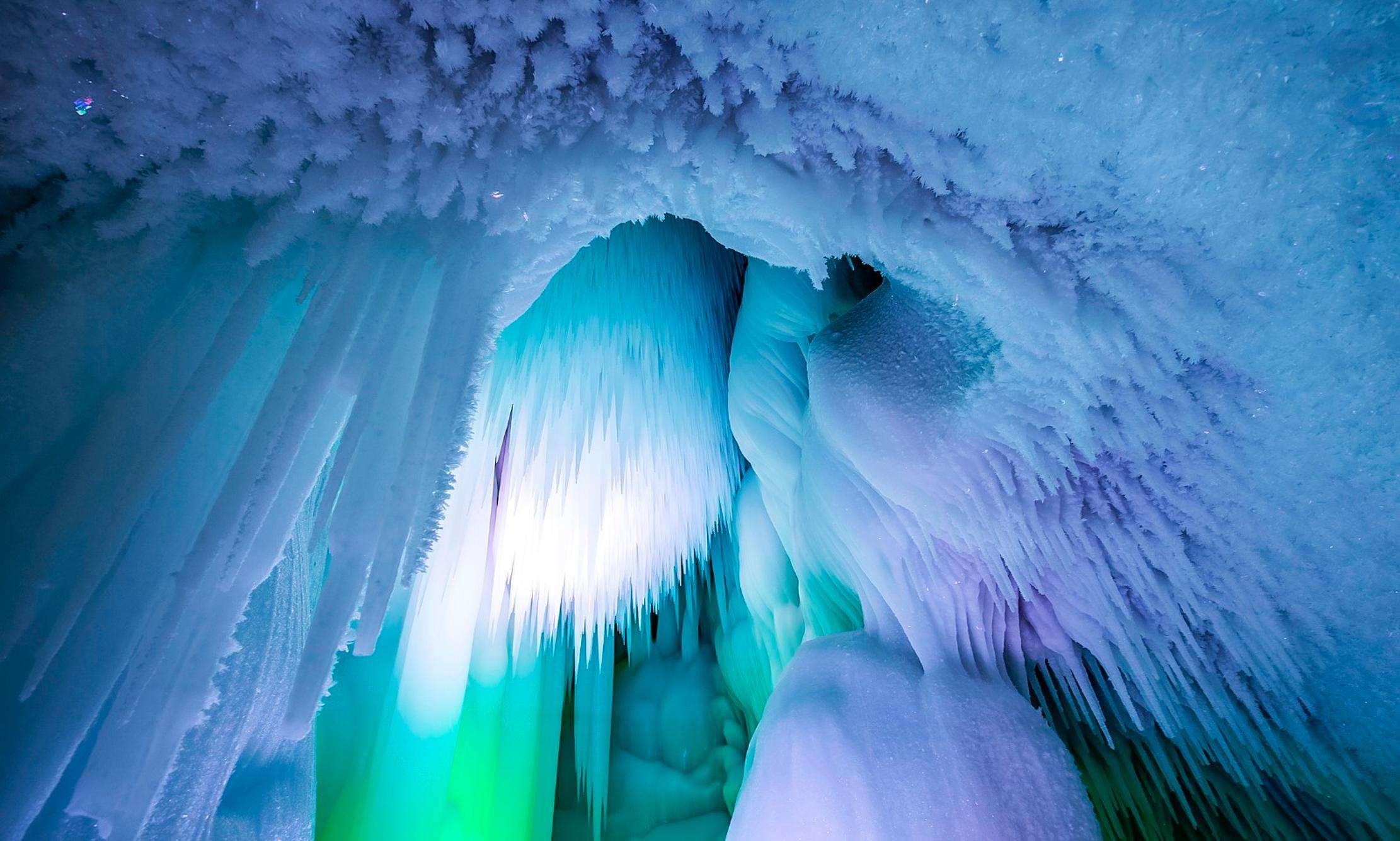  p>万年冰洞在 a target="_blank" href="/item/山西忻州市">山西忻州