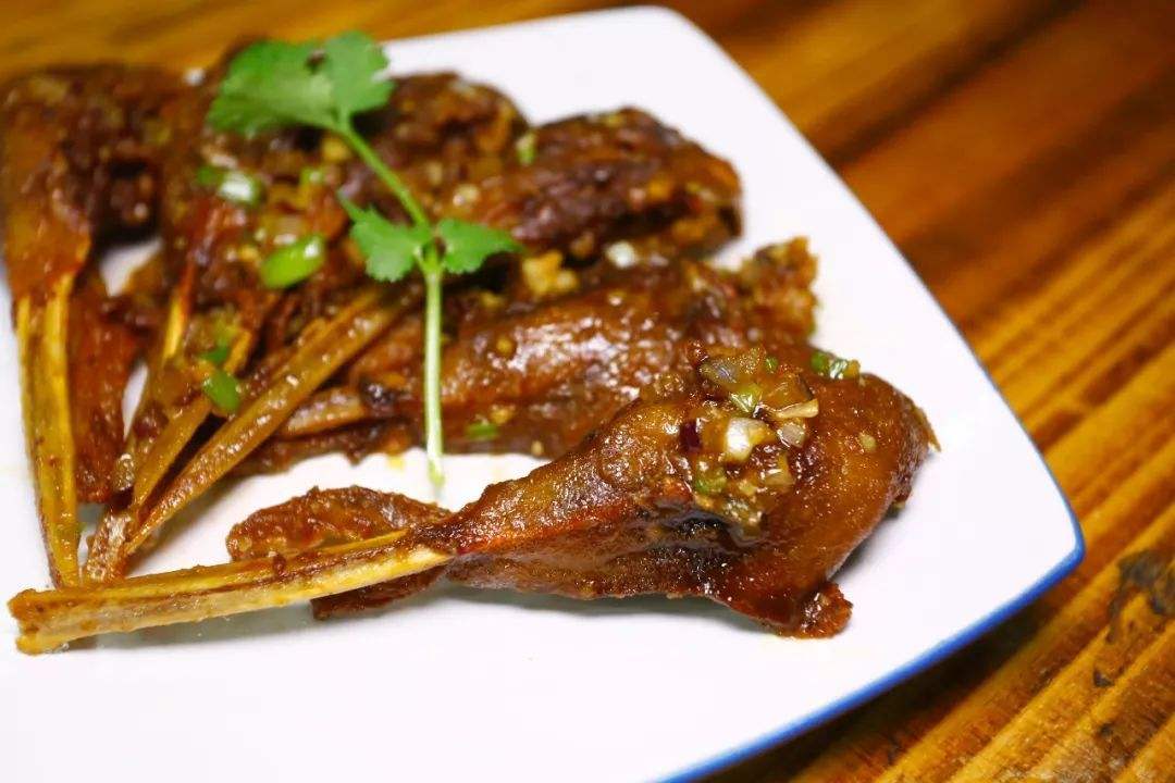  p>椒盐鸭下巴是一道广东省的地方传统名菜,属于 a target="_blank"
