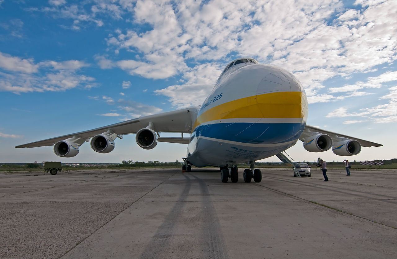  p>大型运输机是指起飞总重量超过100吨的运输类飞机,包括军用,民用型