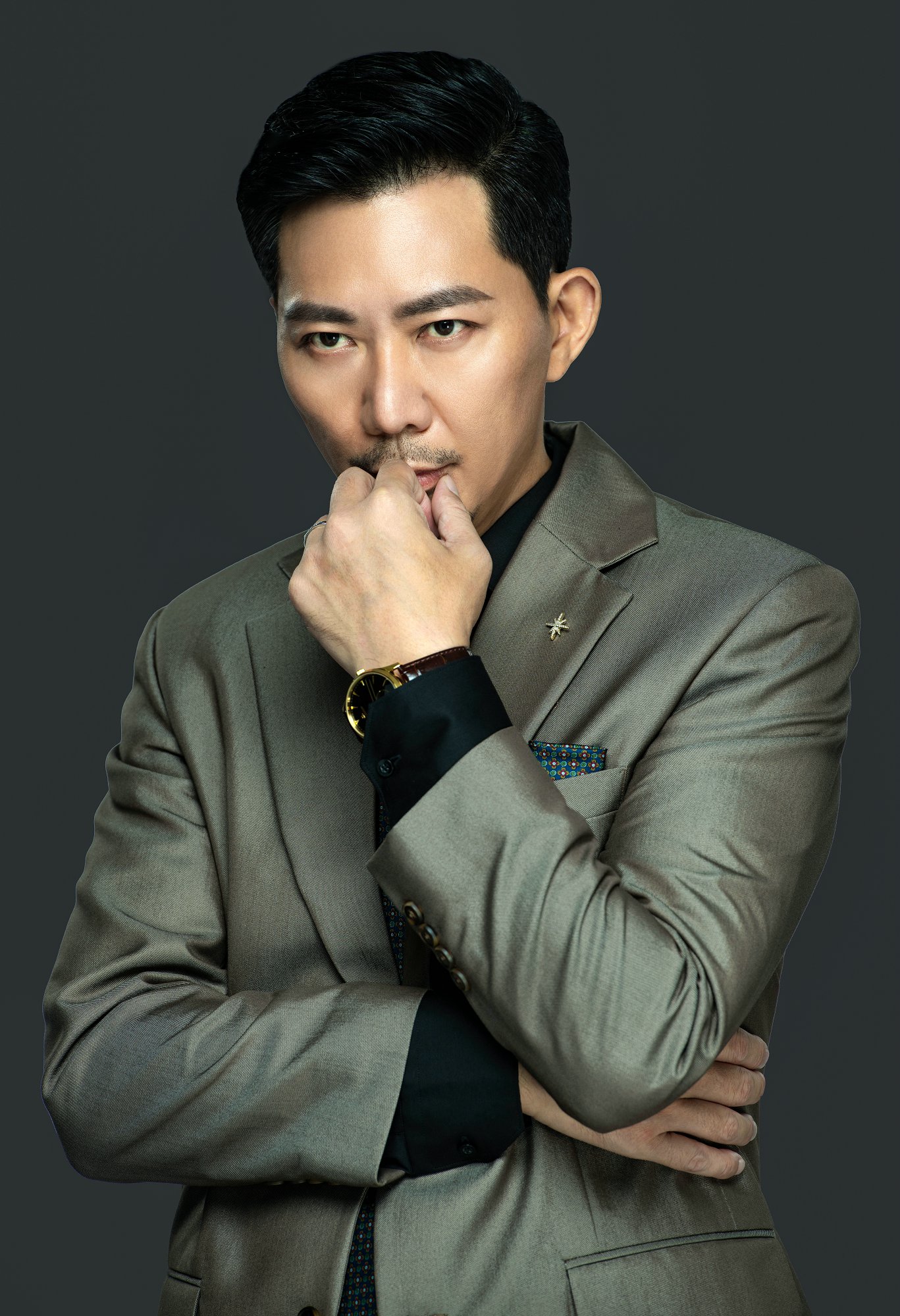 >夏天,出生于四川省成都市,毕业于中央戏剧学院表演系,中国内地男演员