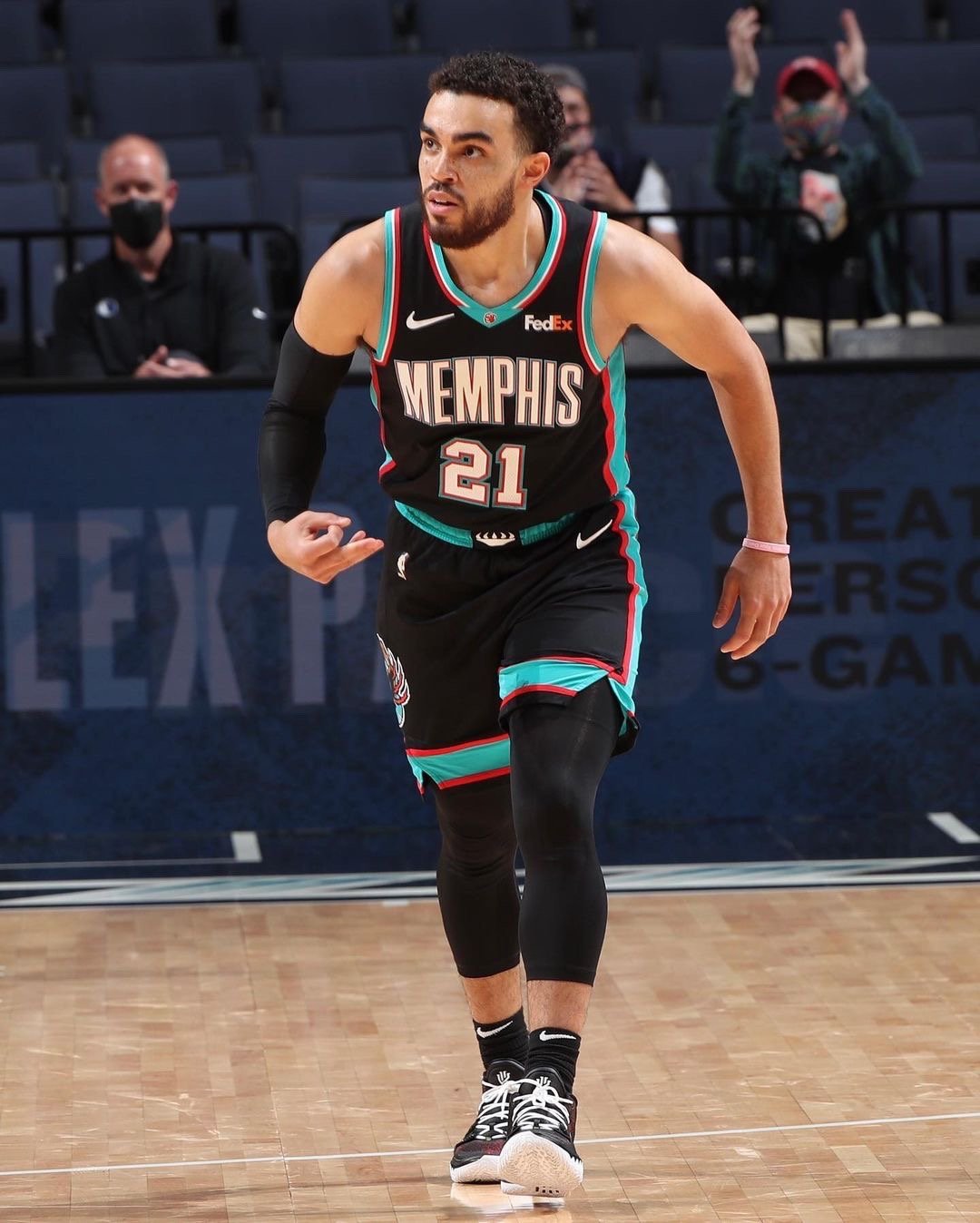  p>泰厄斯·琼斯(tyus jones),1996年5月10日出生于 a target="_blank