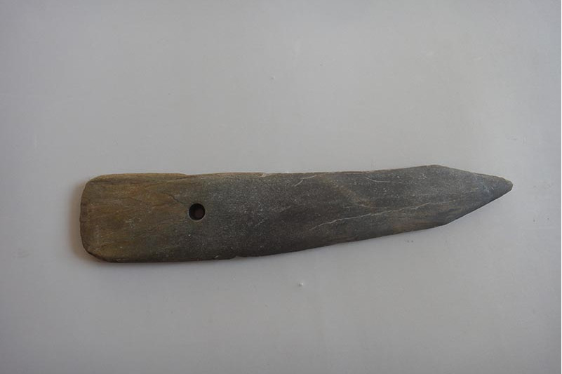 戈是新石器时代的历史文物,2007年右江河出水,现收藏于右江民族博物馆