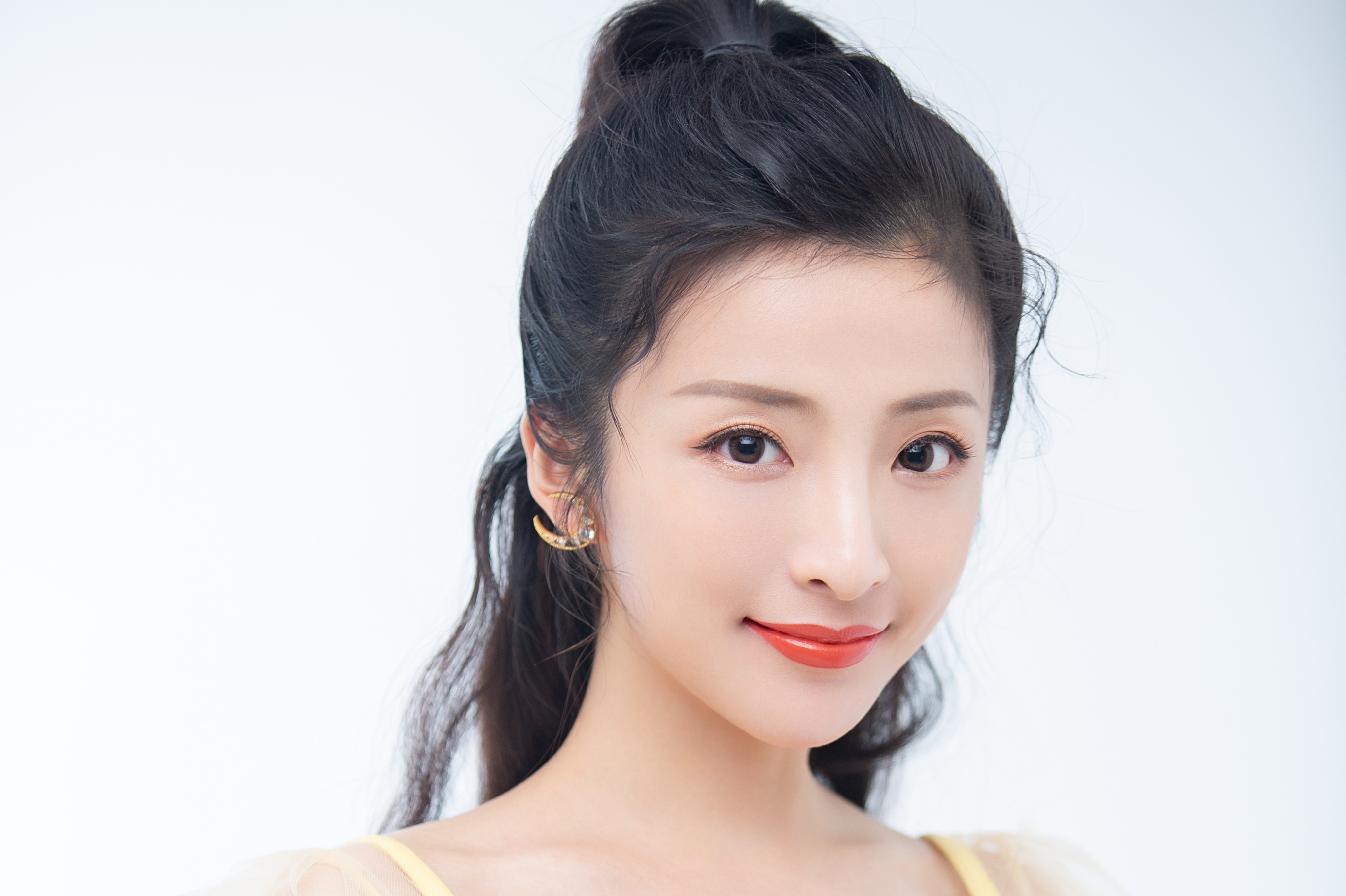 8w4am">厉蔺菲,1992年6月6日出生于江苏省扬州市,中国内地影视女演员