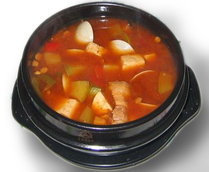  p>清曲酱汤是一道美味佳肴,主料是清曲酱100g﹐豆腐1块﹐白菜泡菜200