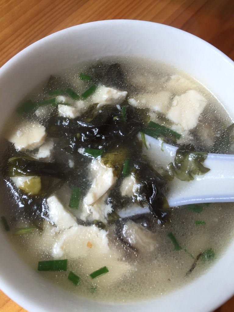  p>紫菜海蛎豆腐汤是去掉海蛎细壳,加地瓜粉拌匀,紫菜水中煮开,转小火