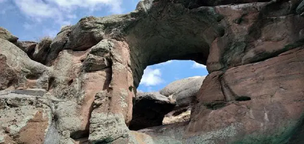 lnxq">通天洞位于河北省承德市滦平县巴克什营镇花楼沟村金山岭长城内