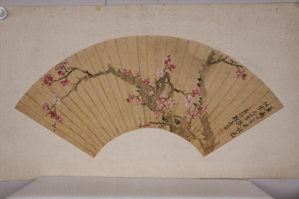 清徐寿昌设色梅花扇面