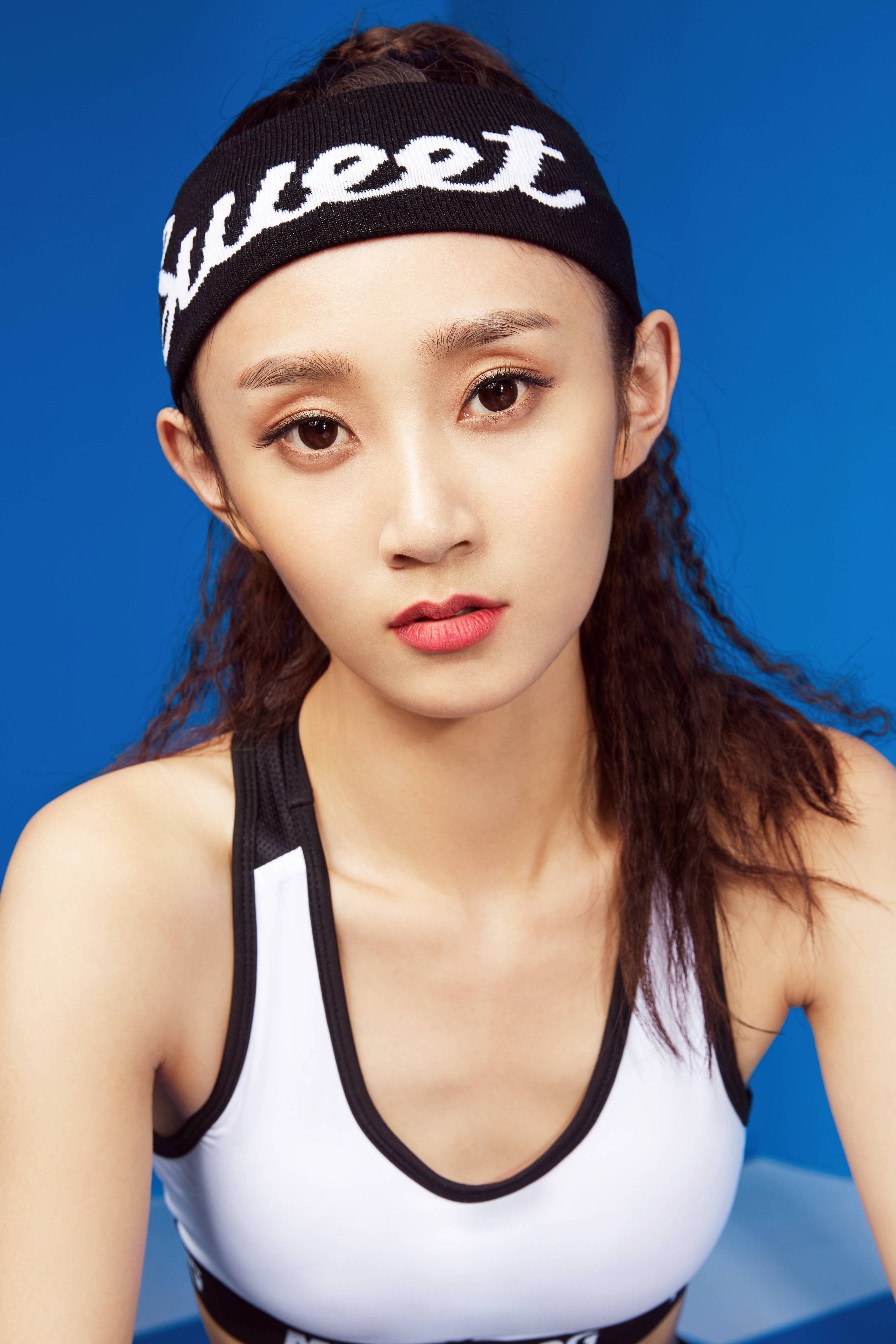 魏小也(又名鳕熊),毕业于沈阳音乐学院,后考