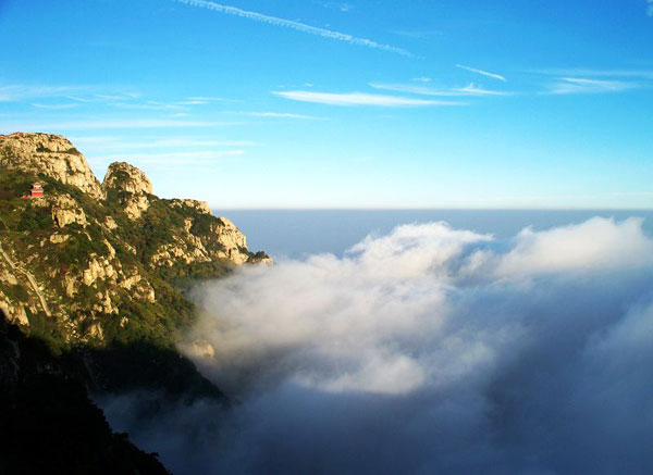 多在夏秋两季出现,云海玉盘奇观出现时泰山周围的群山或全被云雾