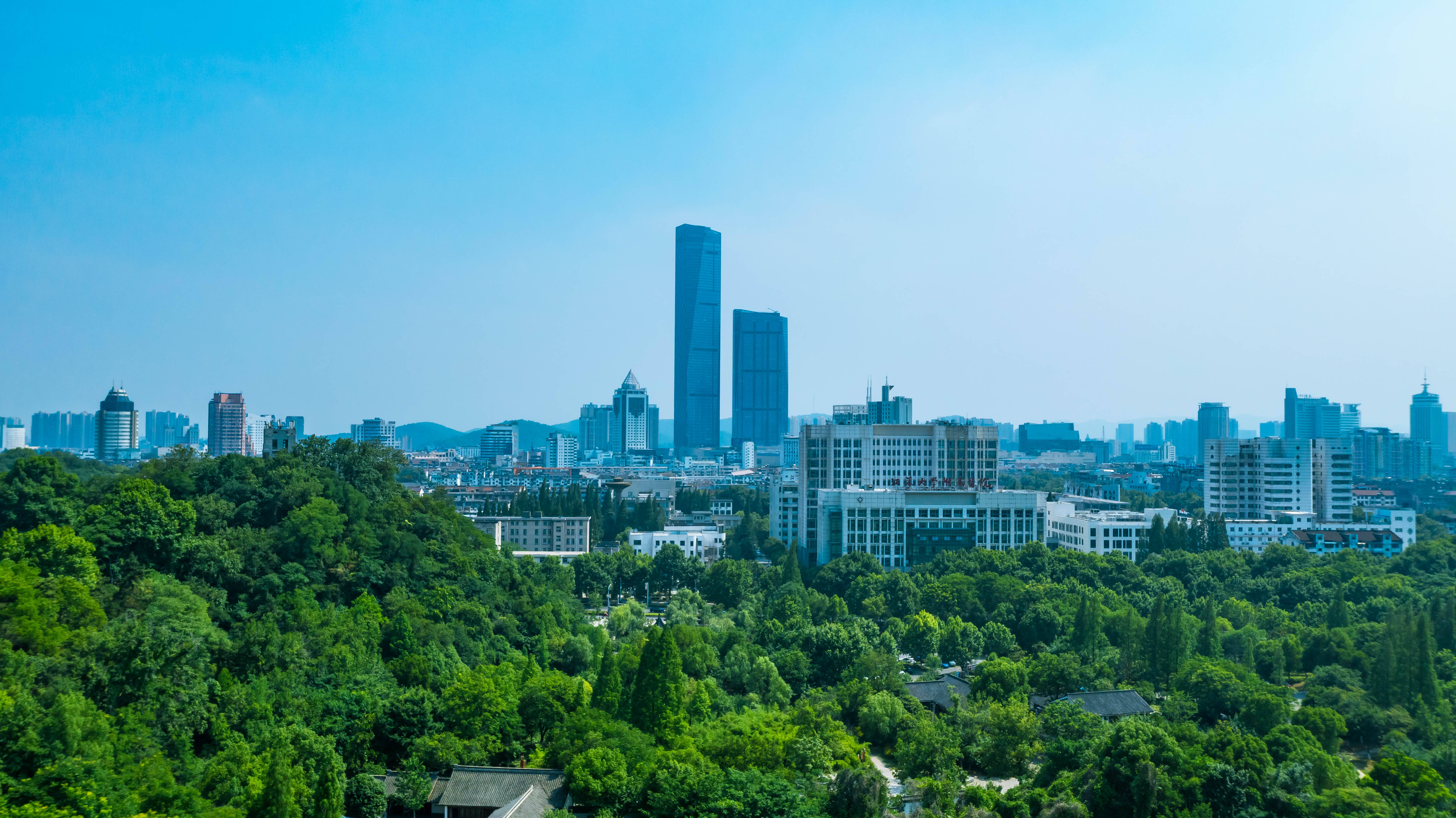  p data-id="go5mlees7e">镇江市,江苏省辖地级市,位于长江与京杭大