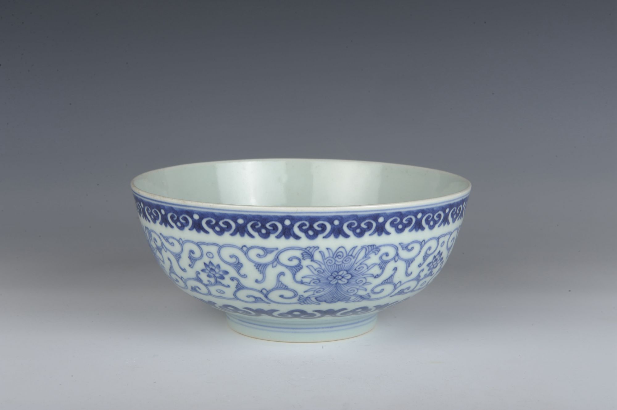 清代青花缠枝花卉纹瓷碗