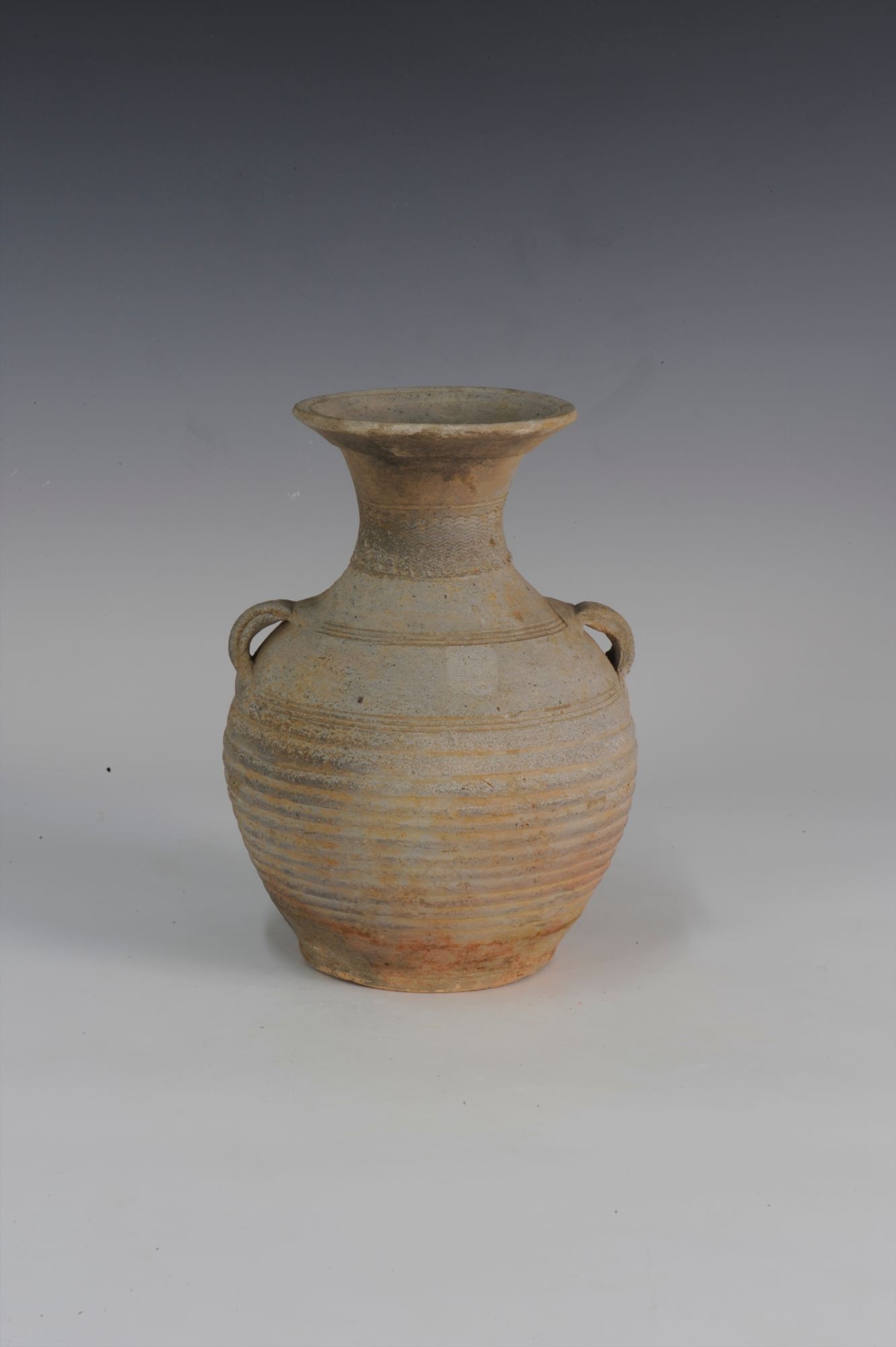 汉代灰陶弦纹双耳壶