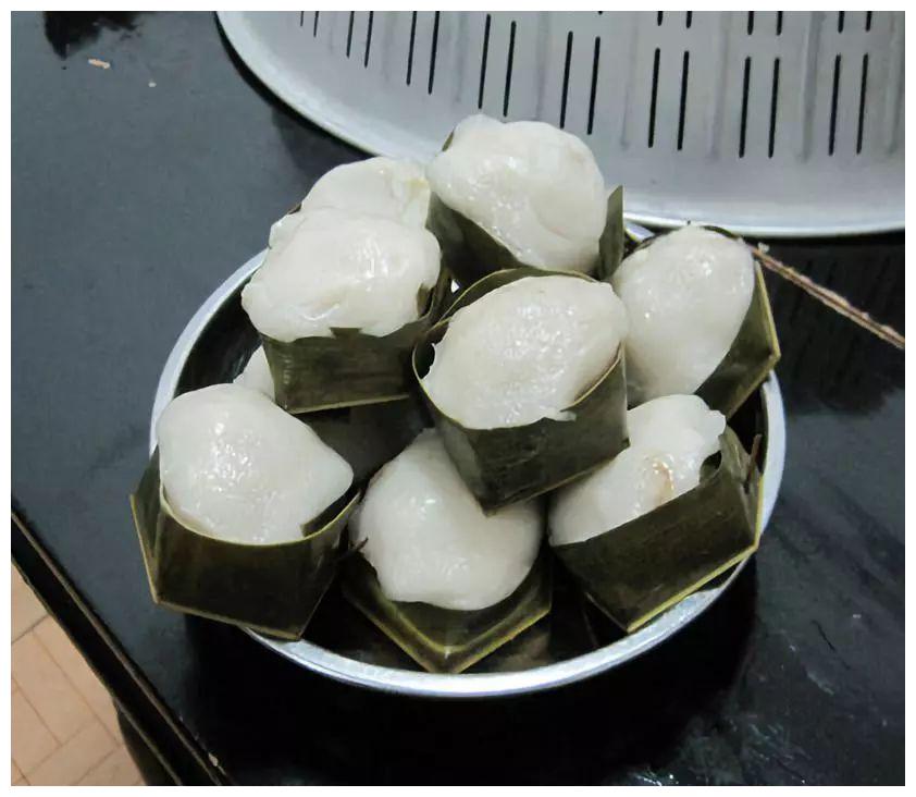 粑的糯米皮柔软滑而不粘,内馅香甜,椰丝清香,富有海南风味的传统小吃